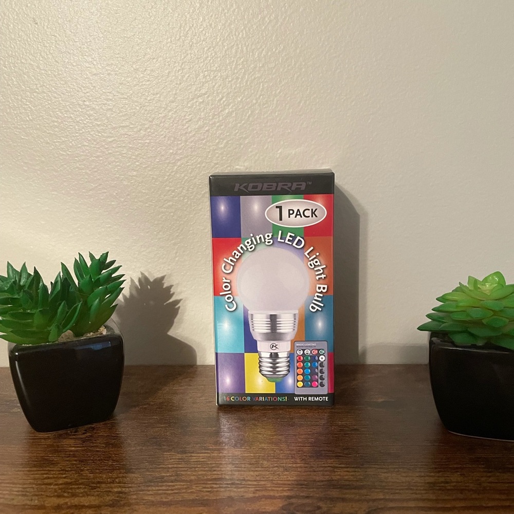 Color changing LED light bulb